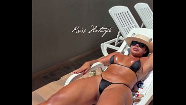 Kriss Hotwife puta casada se exibindo na piscina do hotel com seu biquíni safado e todo enfiado no cu